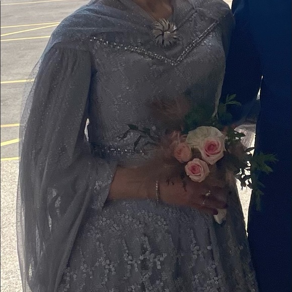 Luxury Princess dress, suitable for engagement, silver gray , size 42, worn once - Picture 2 of 9